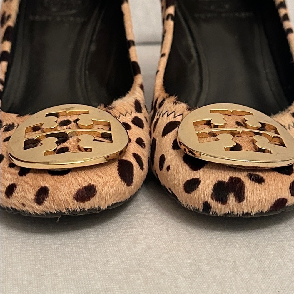 Tory Burch Calf Hair Leopard Wedge Pumps Gold-Tone Logo Women’s Size 6.5 - Picture 13 of 16